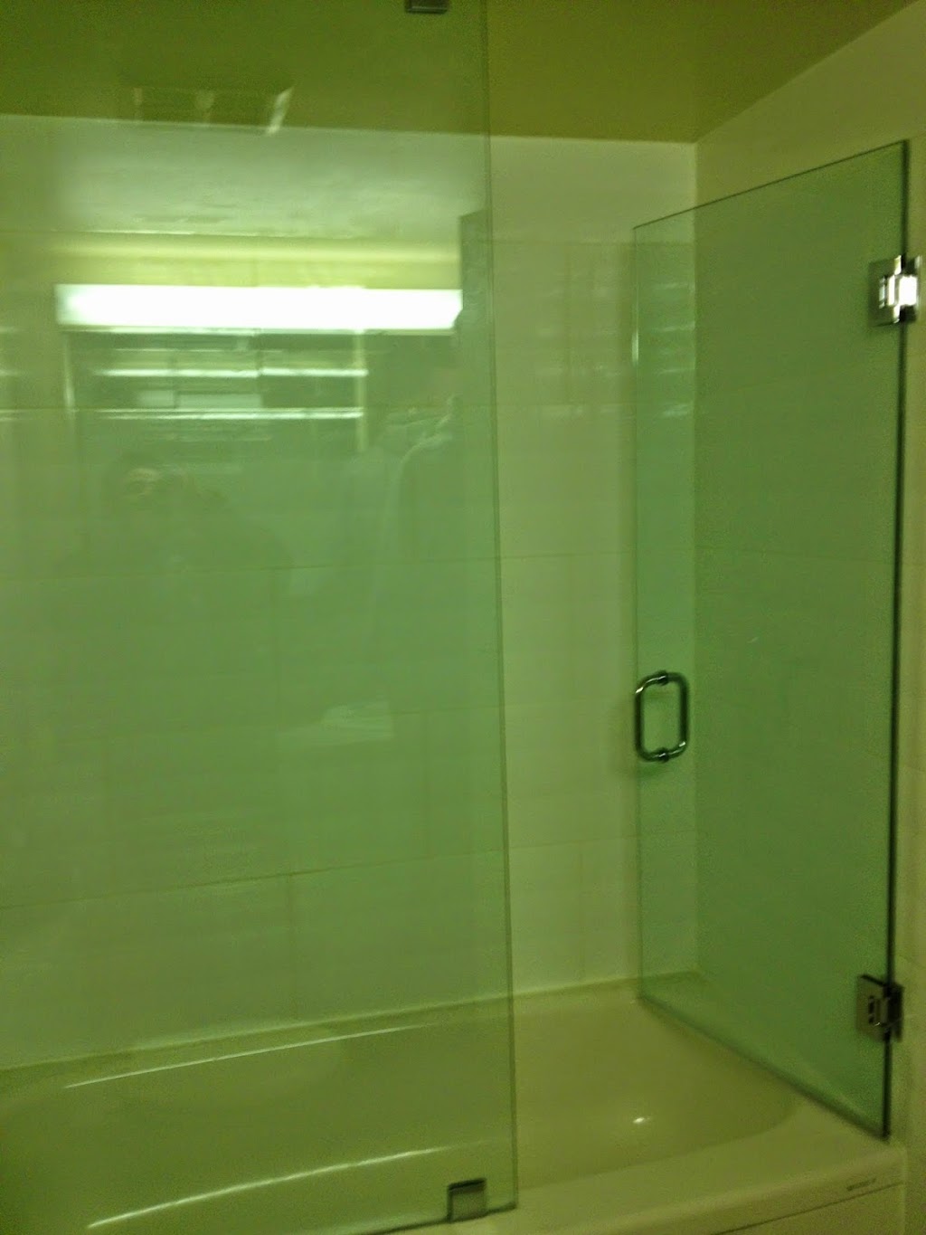 FRAMELESS SHOWER DOORS AND ENCLOSURES | 2555 Cobbinshaw Cir, Mississauga, ON L5N 2G2, Canada | Phone: (416) 579-3377