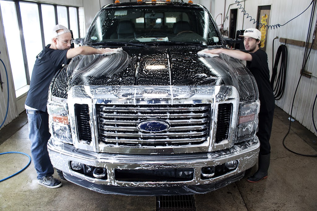Lave Auto à la Main du Vallon | 2313 Bd du Versant N, Québec, QC G1N 4C2, Canada | Phone: (418) 682-8288