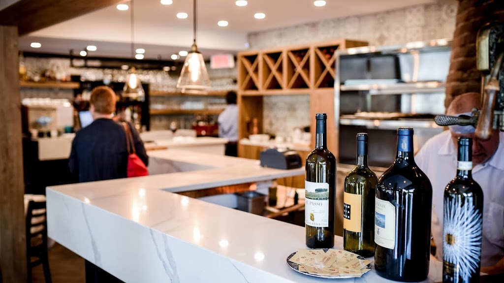 Il Fornetto Restaurant | 1900 Boulevard Saint-Joseph, Lachine, QC H8S 2N5, Canada | Phone: (514) 637-5253
