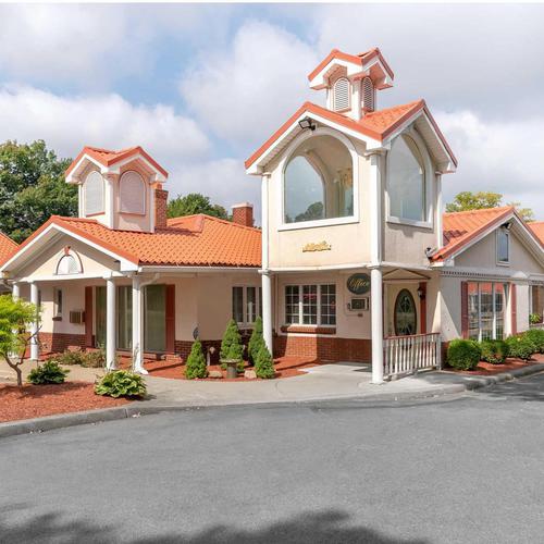 Rodeway Inn & Suites Clarence/Buffalo East | 9370 Main St, Clarence, NY 14031, USA | Phone: (716) 759-6845