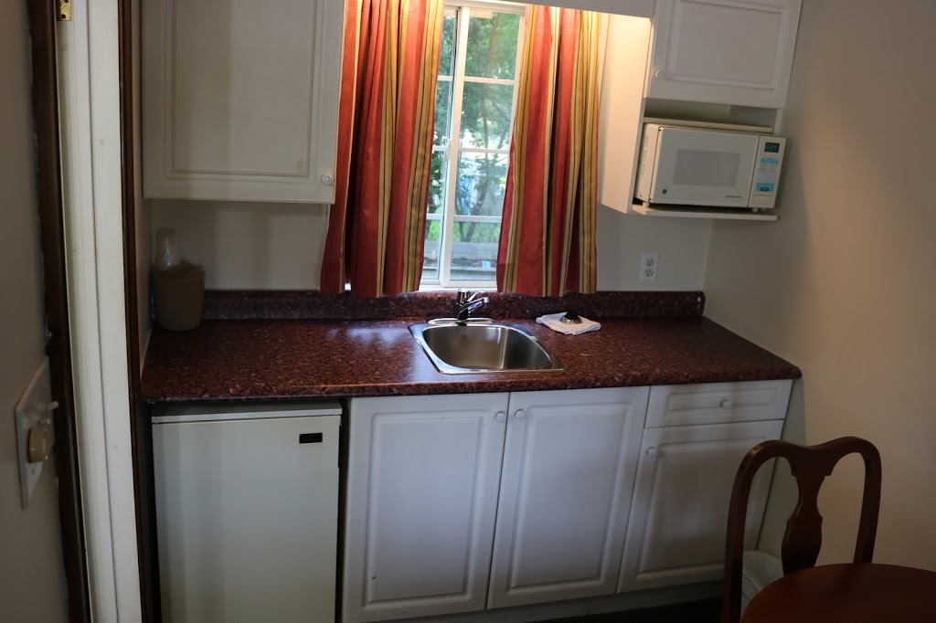 Fenelon Inn | 36 Helen St, Fenelon Falls, ON K0M 1N0, Canada | Phone: (705) 887-9000