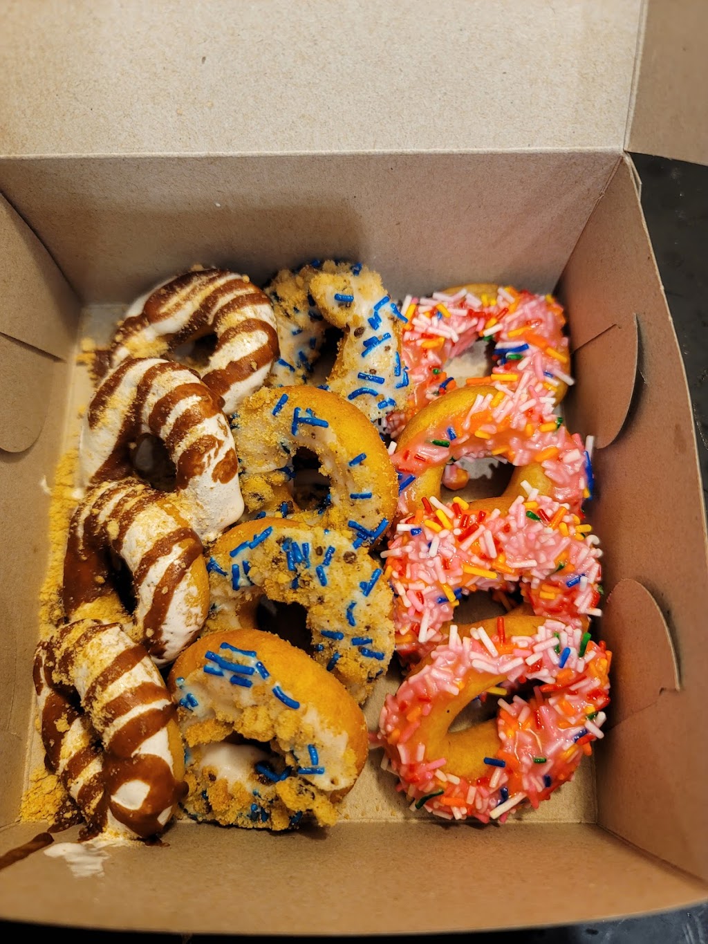 Mini Donut Factory | 15504 Yonge St, Aurora, ON L4G 1P2, Canada | Phone: (905) 503-0433