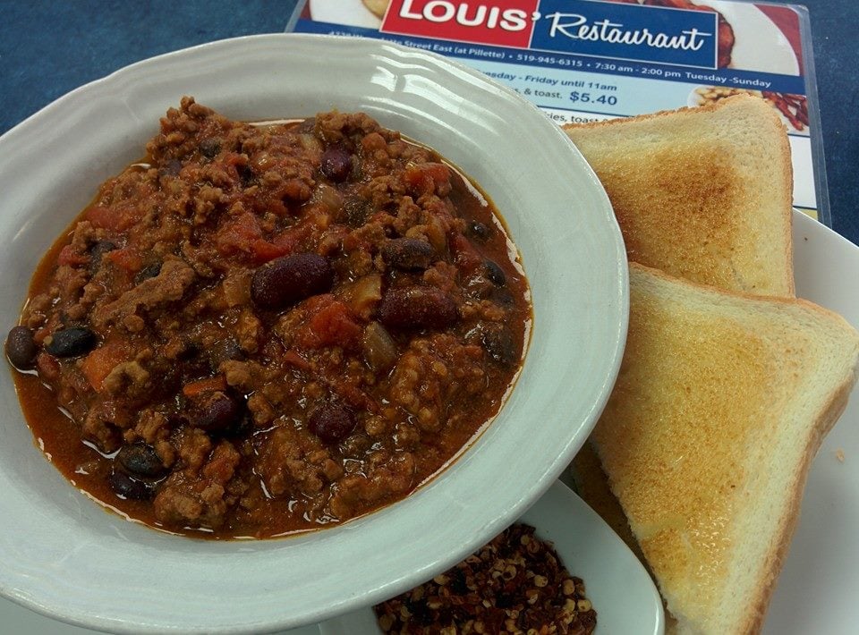 Louis Restaurant | 4728 Wyandotte St E, Windsor, ON N8Y 1H7, Canada | Phone: (519) 945-6315
