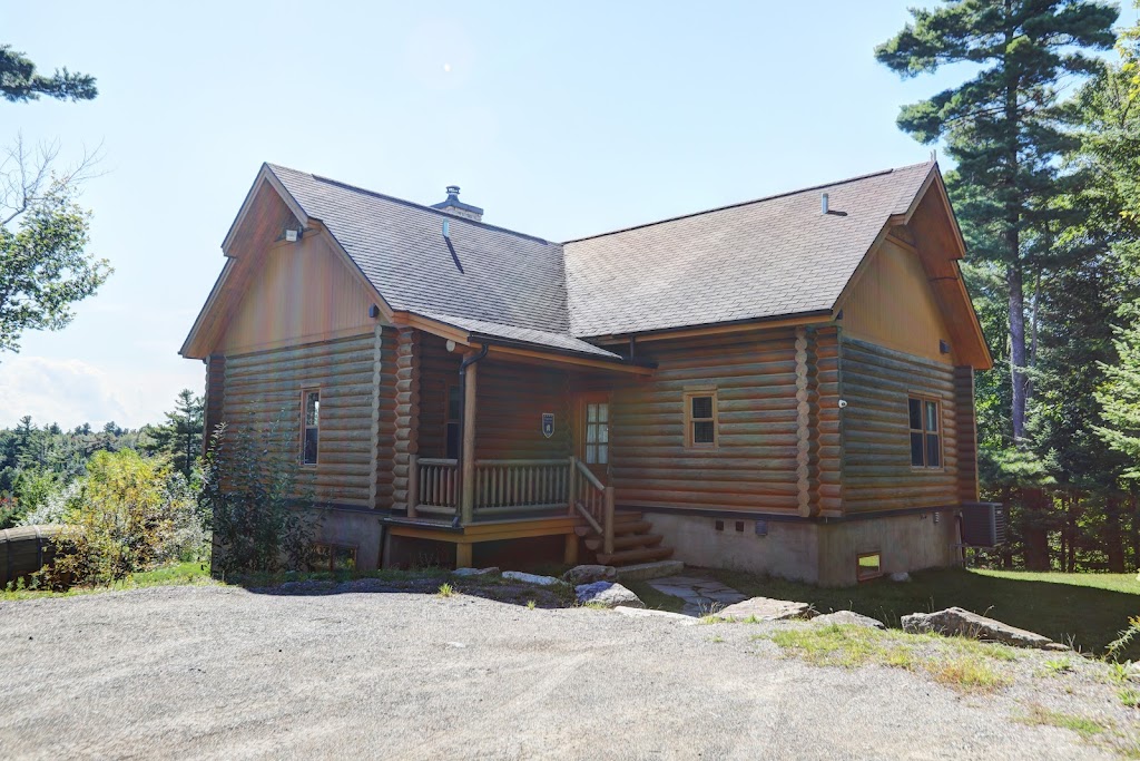 Chalet no. 81 by Fiddler Lake Resort® (Cerf-Deer) | 15 Chem. du Grand-Pic, Mille-Isles, QC J0R 1A0, Canada | Phone: (800) 721-0371