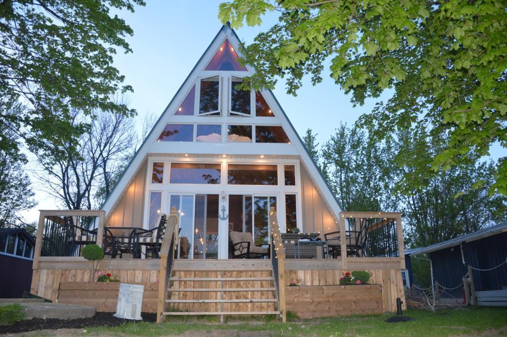 25 Derner | Lodgr Vacation Rentals | 25 Derner Line, Lowbanks, ON N0A 1K0, Canada | Phone: (647) 895-6362