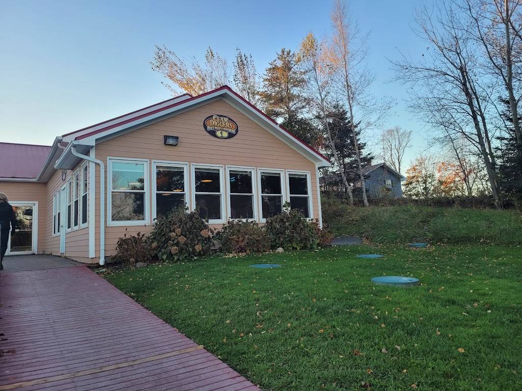 Clamdiggers Beach House & Restaurant | 6864 Water St, Cardigan, PE C0A 1G0, Canada | Phone: (902) 583-3111