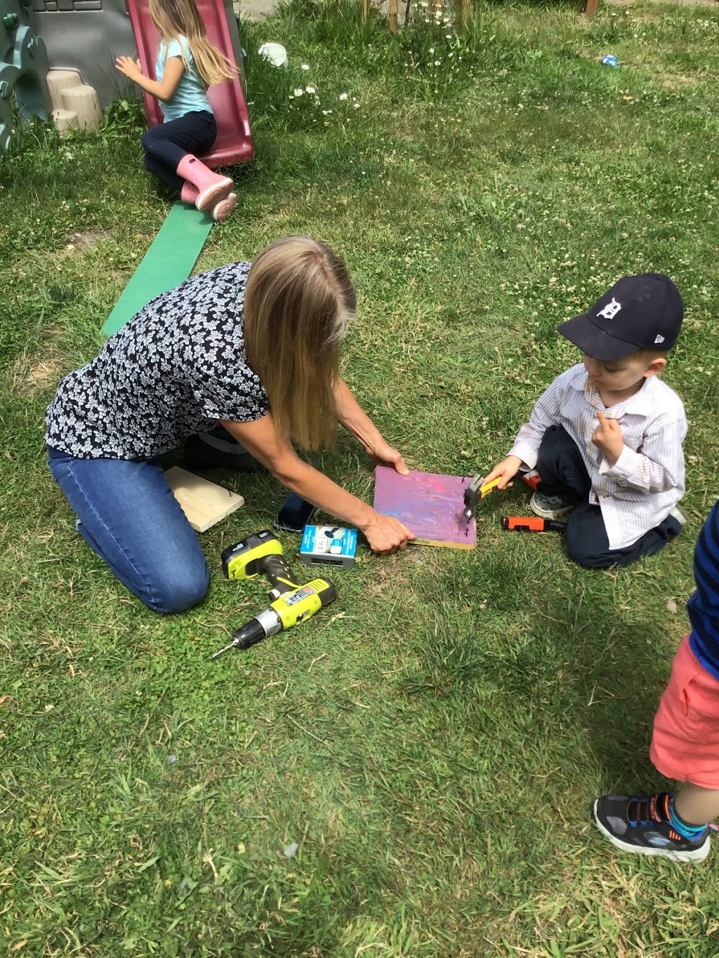 Ecole Petits Pieds | 476 Becher Bay Rd, Sooke, BC V9Z 1B8, Canada | Phone: (778) 425-0188