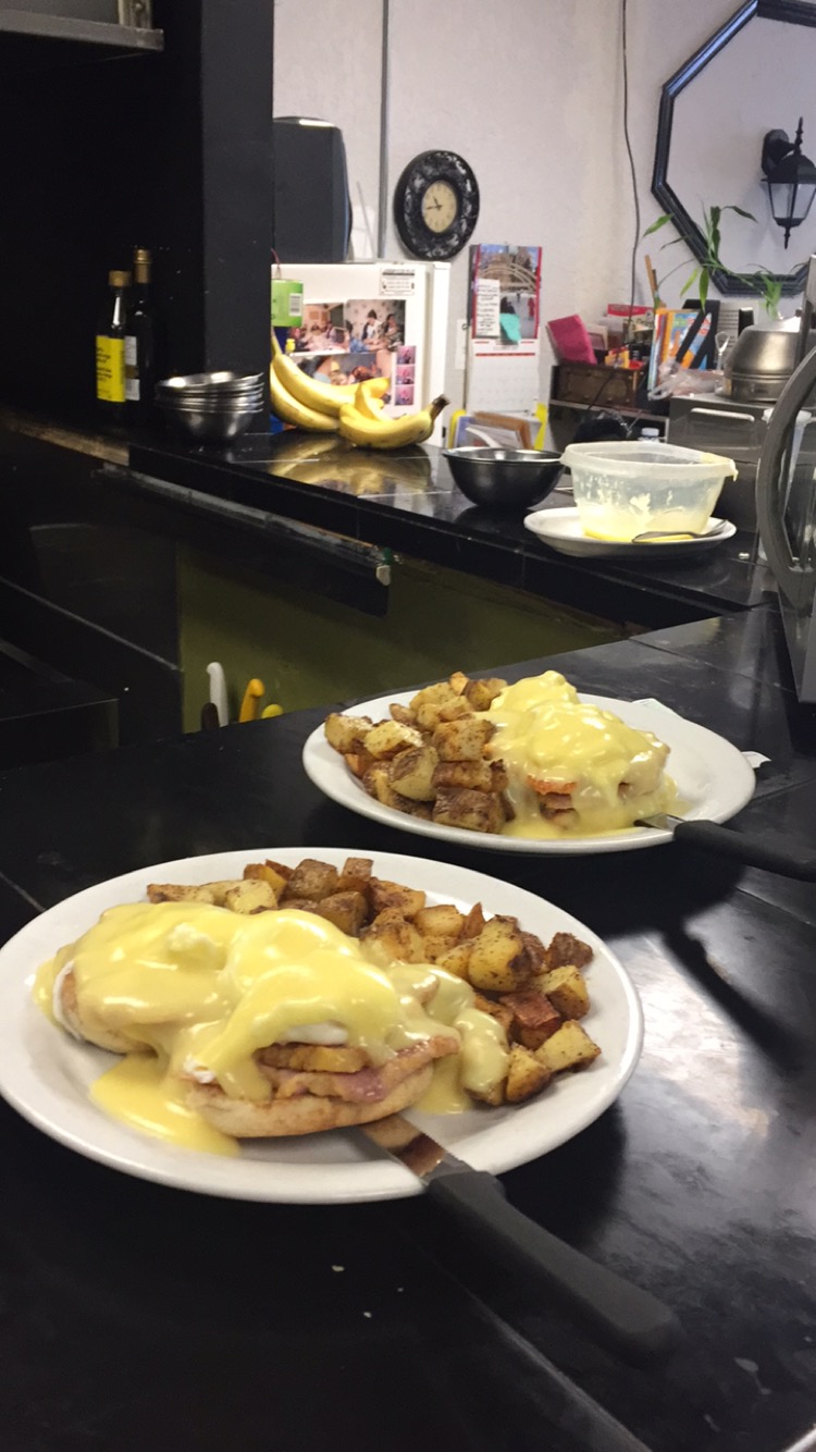 Fernandos Family Restaurant | 311 Blake St, Barrie, ON L4M 1K7, Canada | Phone: (705) 726-0623