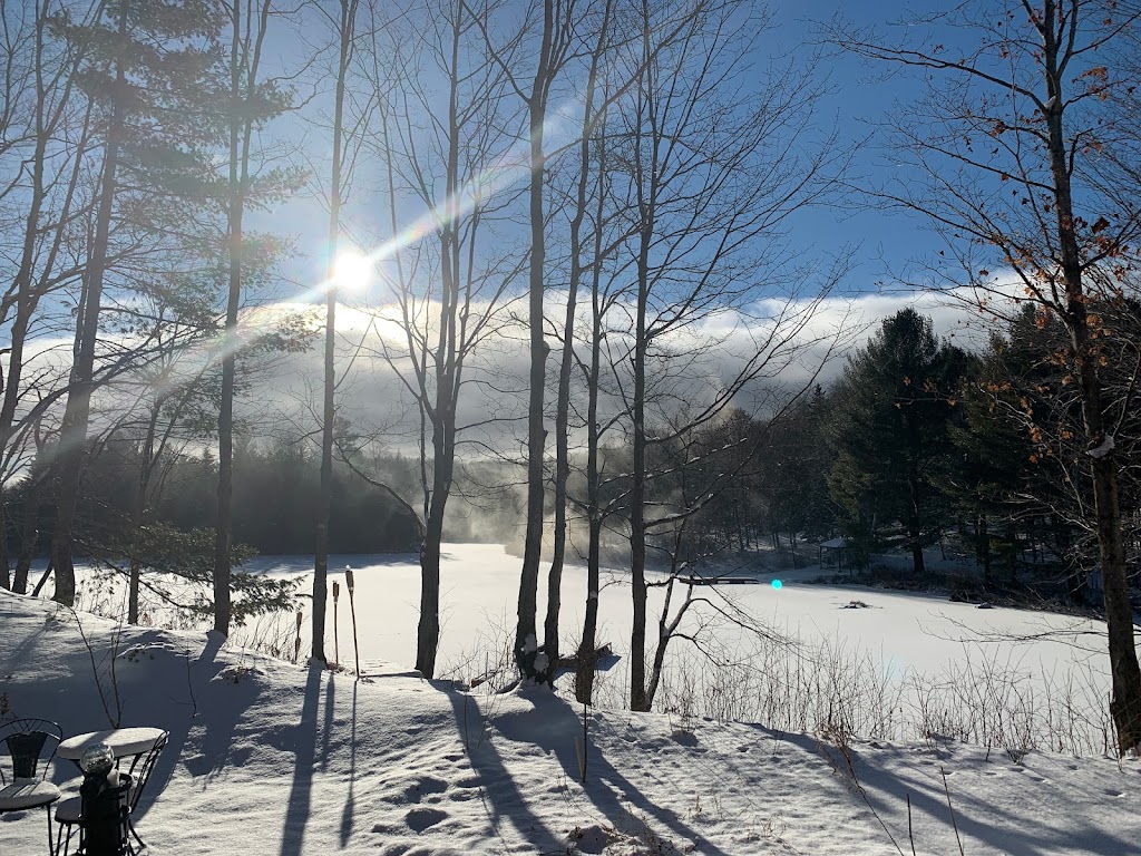 L’étoile et le lac | 32 Ch. Émile-Quesnel, Papineau, QC J0T 1K0, Canada | Phone: (819) 772-1762