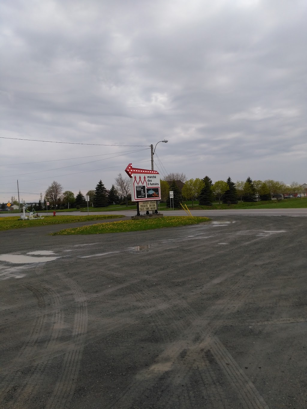 Marché Des Trois Fumoirs | 47 Rue du Seigneur-Côté, LIsle-Verte, QC G0L 1K0, Canada | Phone: (418) 898-2046