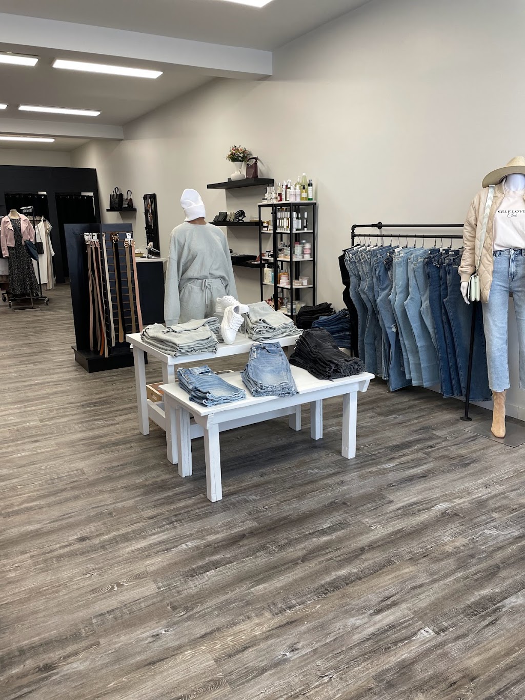 21 Kouture | 62 Broadway N Unit #2, Raymond, AB T0K 2S0, Canada | Phone: (403) 393-8089