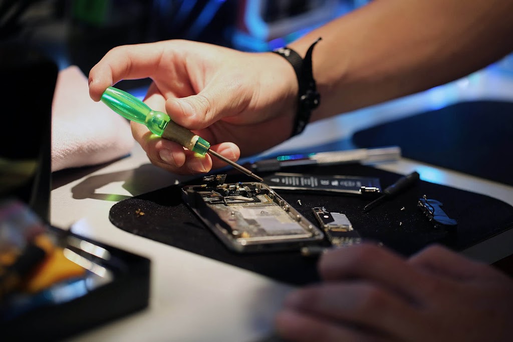Peterboroughiphonerepair | 125 Ridgewood Rd, Peterborough, ON K9J 1P2, Canada | Phone: (705) 868-8505