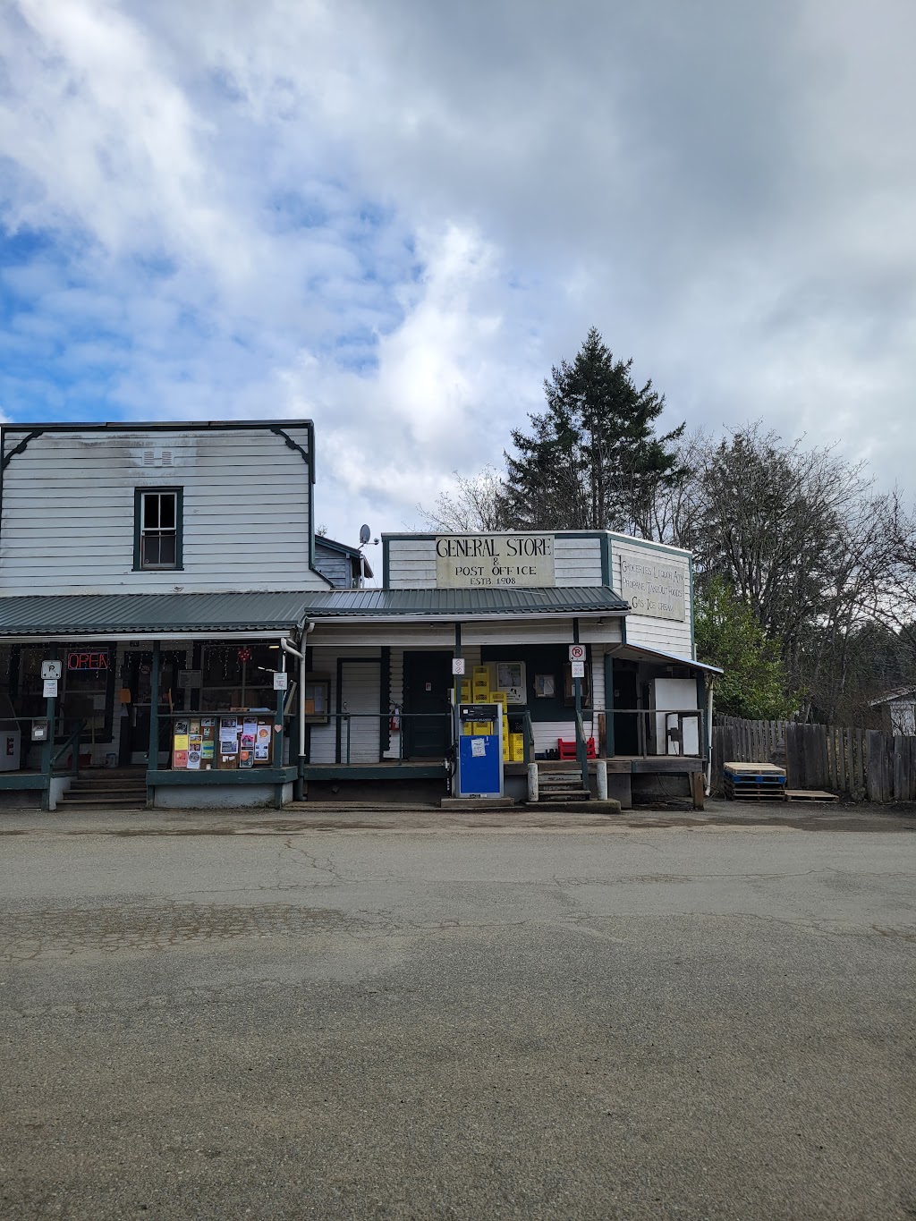 Denman Island General Store | 1069 NW Rd, Denman Island, BC V0R 1T0, Canada | Phone: (250) 335-2293