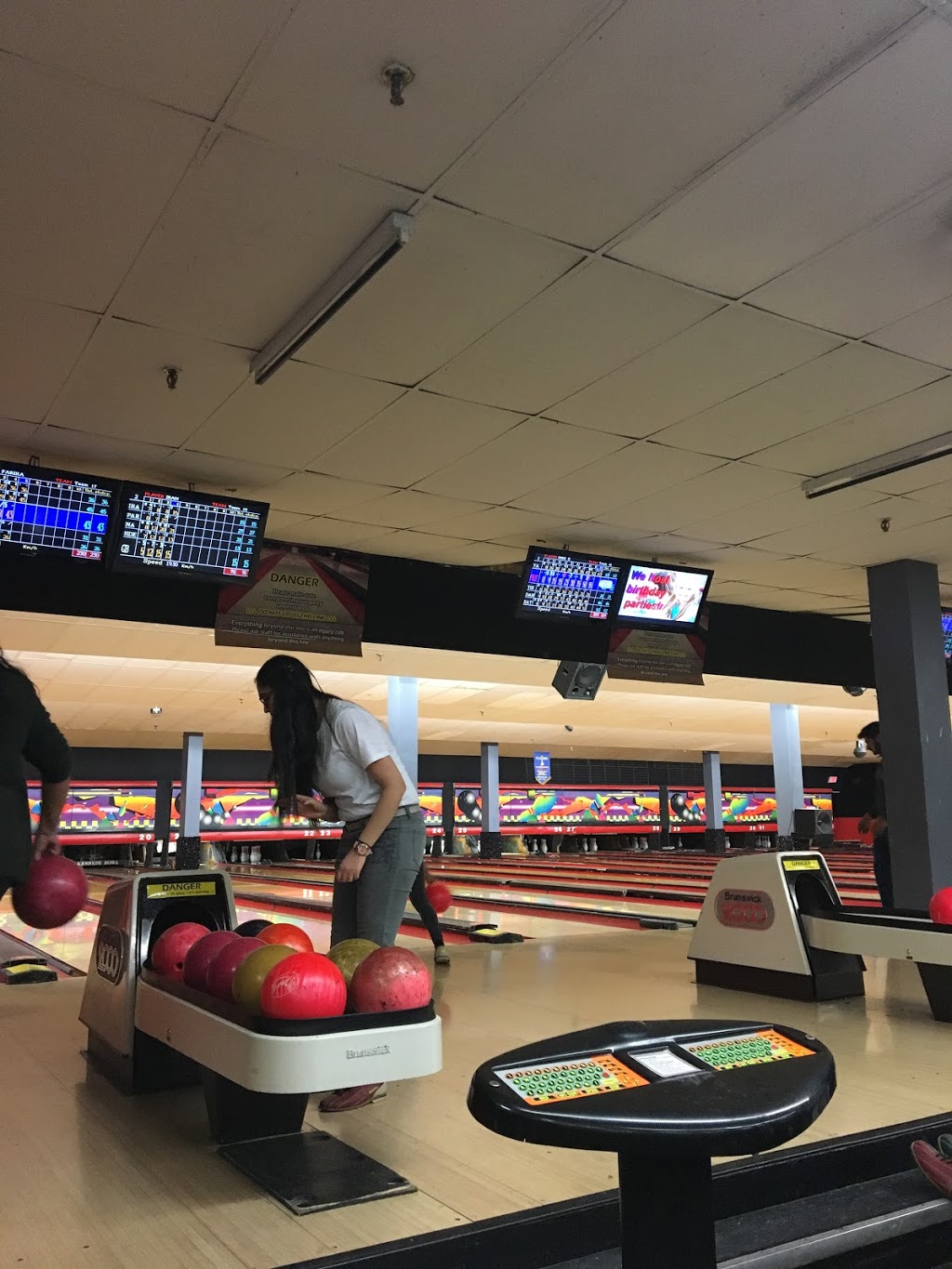 Kennedy Bowl | 2300 Lawrence Ave E, Scarborough, ON M1P 2R2, Canada | Phone: (416) 759-6181