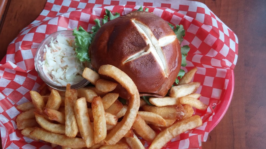 Le Quai Resto-Pub | 5 Rue des Remparts, Saint-Michel-de-Bellechasse, QC G0R 3S0, Canada | Phone: (418) 884-4088