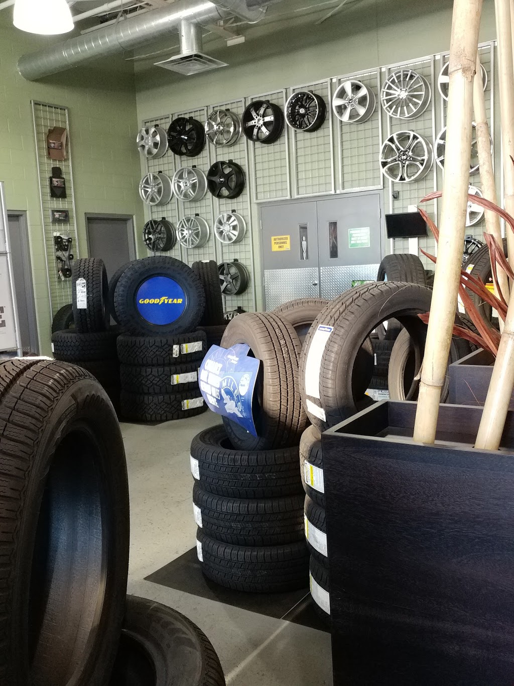 Xtreme Tire Garage | 1044 Rangeview Rd, Mississauga, ON L5E 1H3, Canada | Phone: (905) 274-8000