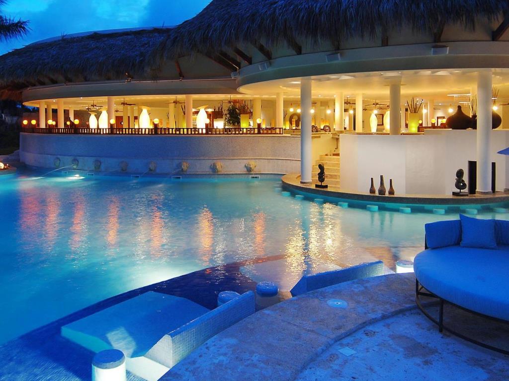 south coast travel | 5122 Lakeshore Rd, Burlington, ON L7L 1B9, Canada | Phone: (905) 746-8697