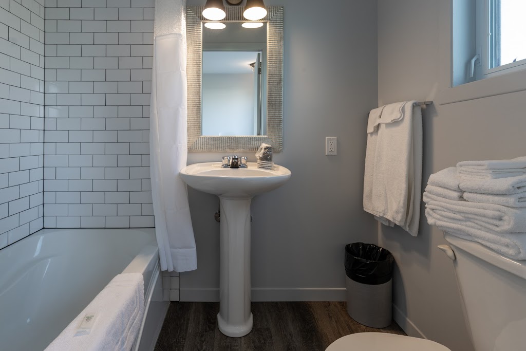 Motel Au Vieux Fanal | 170 Rue Fraser, Rivière-du-Loup, QC G5R 1C8, Canada | Phone: (418) 862-5255