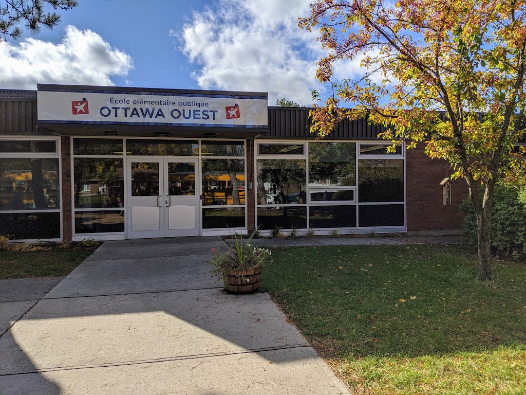 École élémentaire publique Mamawi | 20 Harrison St, Nepean, ON K2H 7N5, Canada | Phone: (613) 596-2130