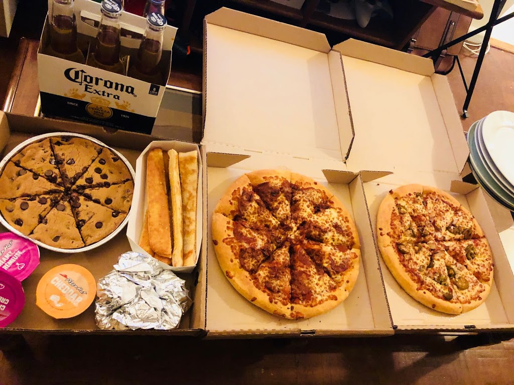 Pizza Hut | 1386 Bayview Ave, Toronto, ON M4G 3A1, Canada | Phone: (416) 932-3211