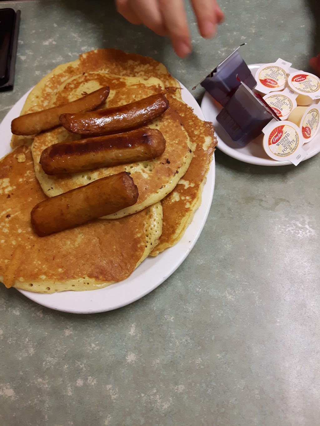 Hills Maple Leaf Restaurant | 181 Memorial Ave, Orillia, ON L3V 5X7, Canada | Phone: (705) 326-8612
