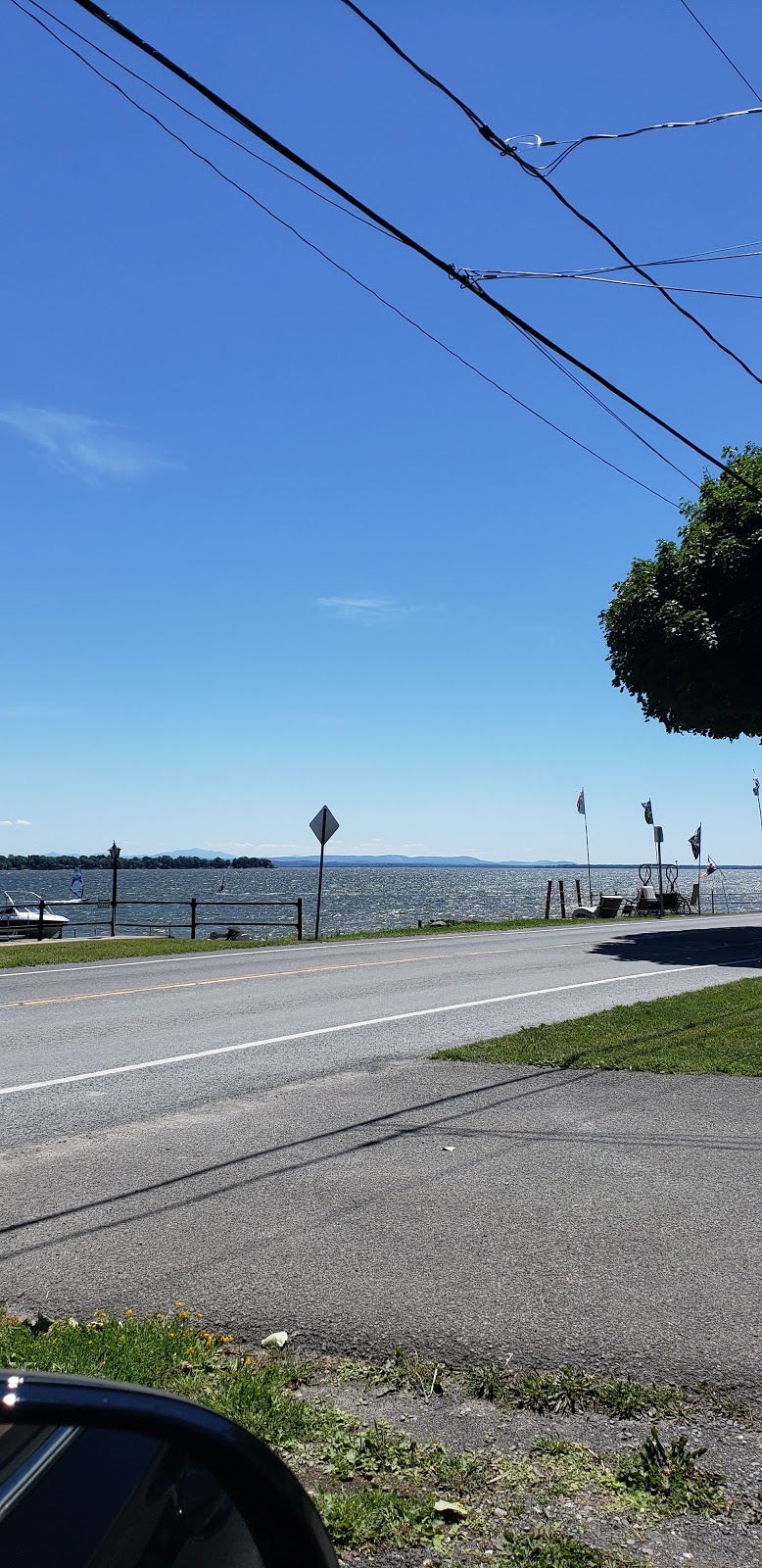 Port de Plaisance Venise ( location Pontons ) | 200 Avenue de Venise O #2, Venise-en-Québec, QC J0J 2K0, Canada | Phone: (450) 390-0999