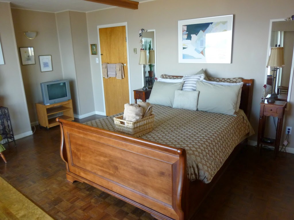Copes Islander Oceanfront B&B | 1484 Wilkinson Rd, Comox, BC V9M 4B3, Canada | Phone: (250) 339-1038