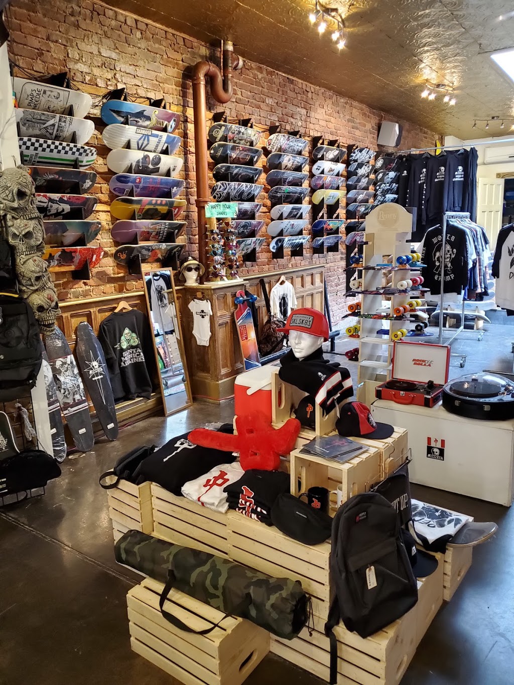 Skull Central | 4302 Boul St-Laurent, Montréal, QC H2W 1Z3, Canada | Phone: (514) 543-6969