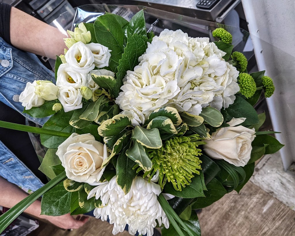 Lilies White Floral Studio | 900 Guelph St #103, Kitchener, ON N2H 5Z6, Canada | Phone: (519) 576-7100