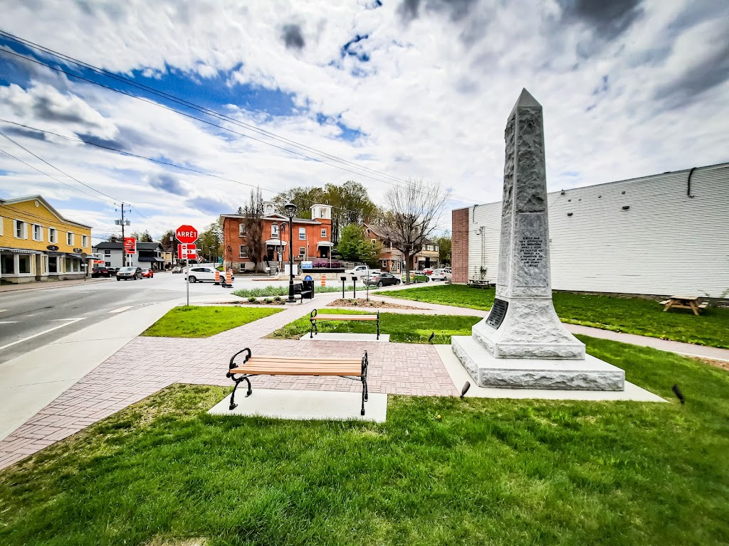 Square du souvenir | 1 Rue Principale, Bedford, QC J0J 1A0, Canada | Phone: (450) 248-2440