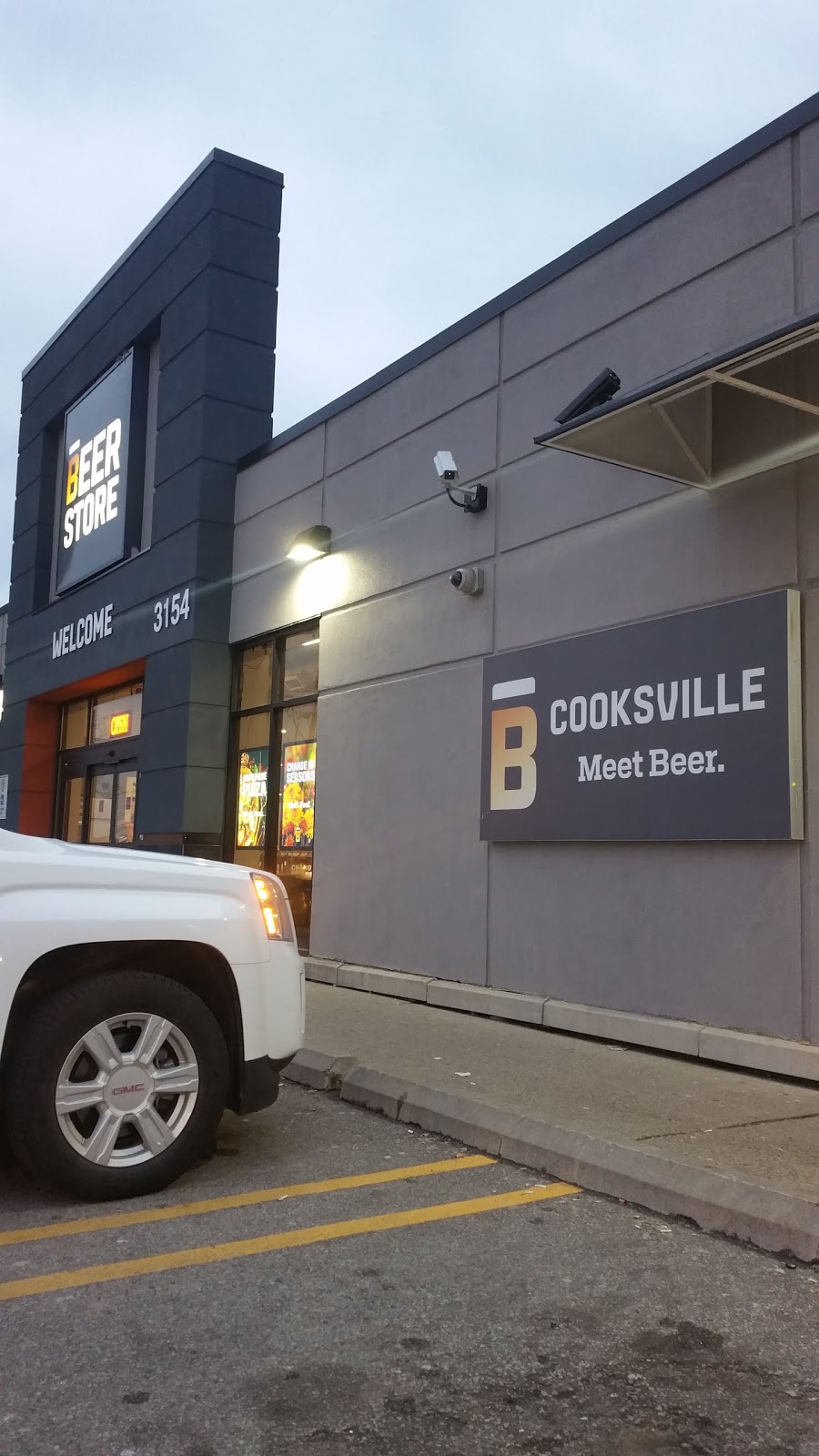 Beer Store | 3154 Hurontario St, Mississauga, ON L5B 1N9, Canada | Phone: (905) 277-8401