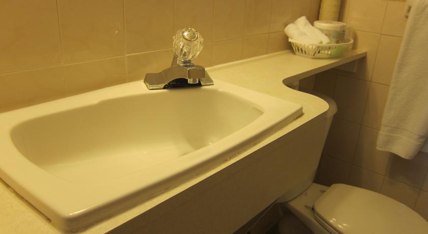Paris Motel | 665 Montréal Rd, Ottawa, ON K1K 0T1, Canada | Phone: (613) 745-6891