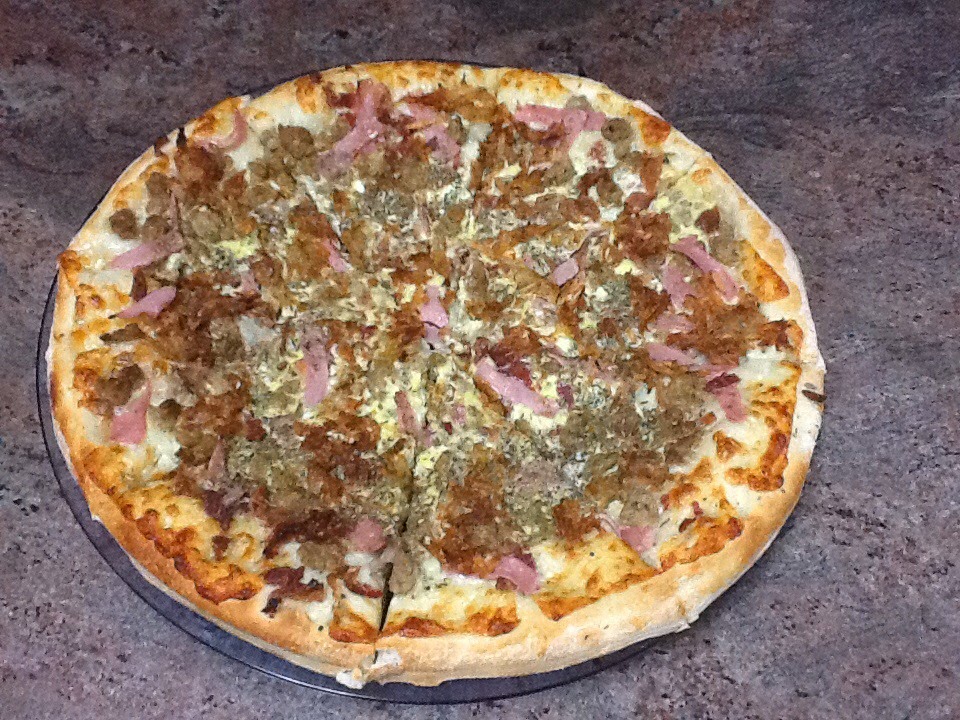 Strombolis Pizza Ltd | 86 Niagara St, St. Catharines, ON L2R 4L2, Canada | Phone: (905) 685-8118