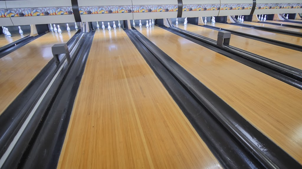 Kingsway Lanes & Restaurant | 215 Riverside Dr, Welland, ON L3C 5E3, Canada | Phone: (905) 735-2141