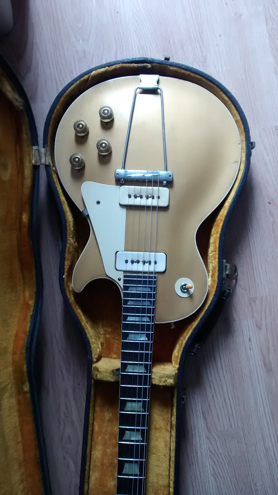 The Guitar Shoppe | 501 40 Ave NW #703, Calgary, AB T2K 5S5, Canada | Phone: (403) 401-1640