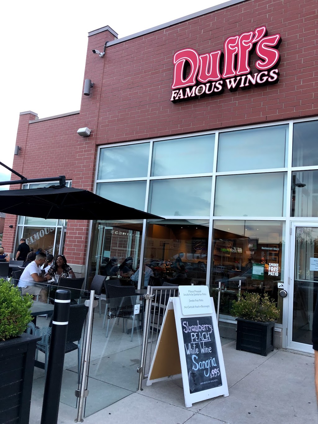 Duffs Famous Wings | 9360 Bathurst St, Maple, ON L6A 4N9, Canada | Phone: (905) 832-5005