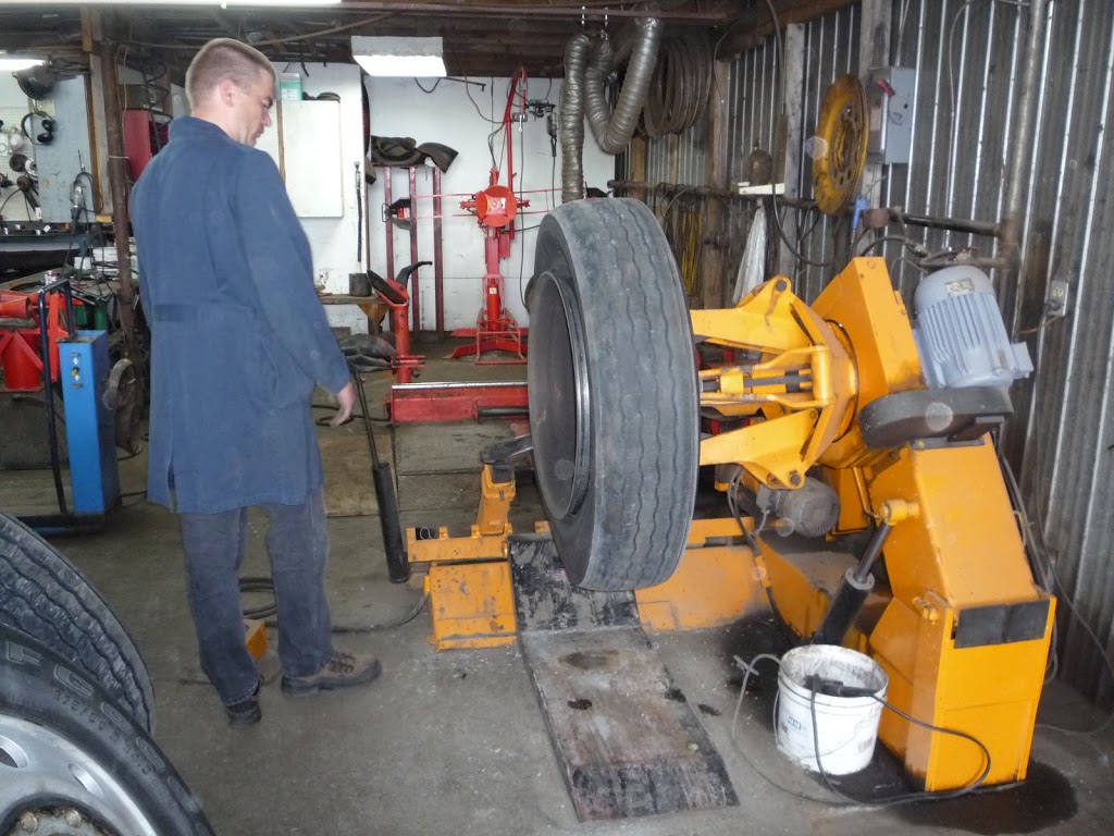 Pneus freins 112 | 1699 Boulevard Frontenac E, Thetford Mines, QC G6G 6P6, Canada | Phone: (418) 338-8844
