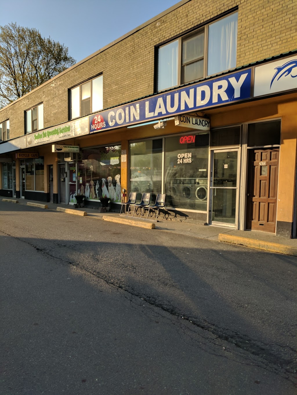 24 Hour Coin Laundromat | 2471 Lake Shore Blvd W, Etobicoke, ON M8V 1C5, Canada | Phone: (416) 255-5901
