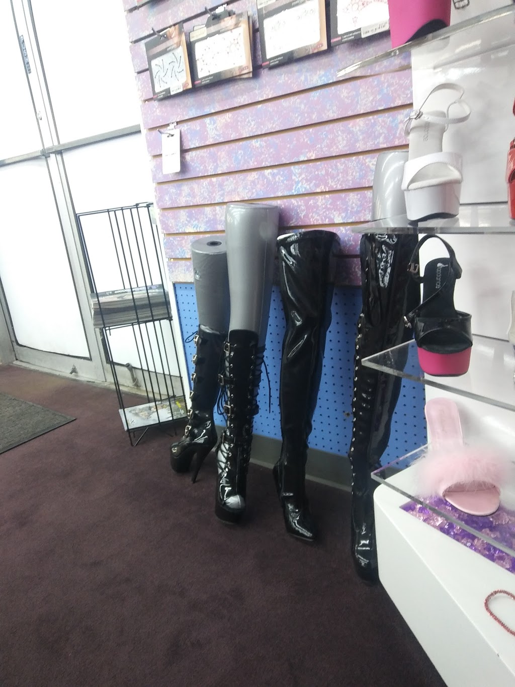 Pandoras Boxxx | 1467 Seneca St, Buffalo, NY 14210, USA | Phone: (716) 827-0300