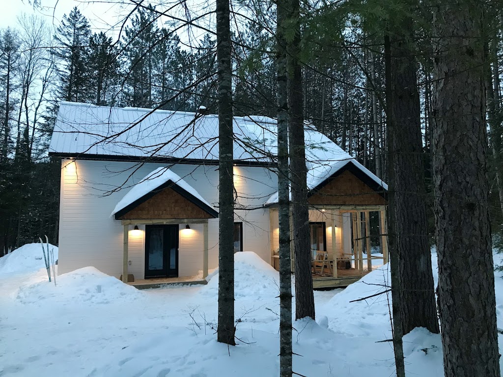 Le Chalet Blanc | 951, Chemin de la Compagnie, Saint-Alexis-des-Monts, QC J0K 1V0, Canada | Phone: (514) 882-1929