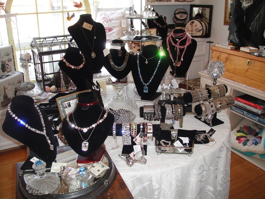 Regard sur le Passé Antiques, Gifts and Collectibles | 883 Horseshoe Valley Rd E, Hawkestone, ON L0L 1T0, Canada | Phone: (705) 326-1499