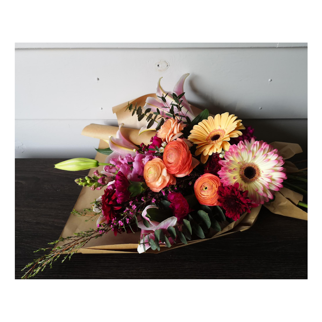Country Florist Designs | 172 5 Line, Warsaw, ON K0L 3A0, Canada | Phone: (705) 917-1650