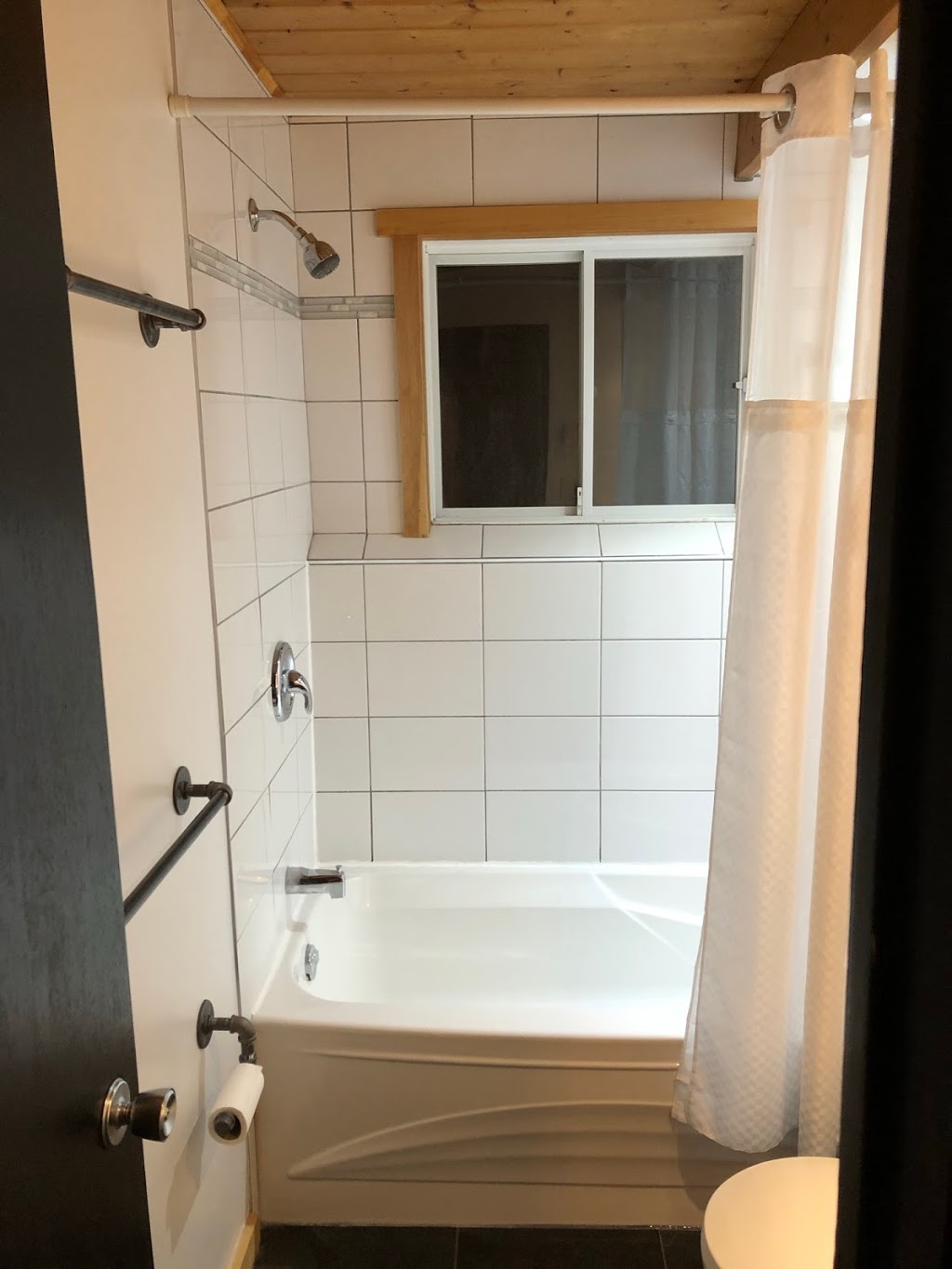 Chalet Grizzli | 45 Rue des Mélèzes, Orford, QC J1X 7B4, Canada | Phone: (613) 297-4099