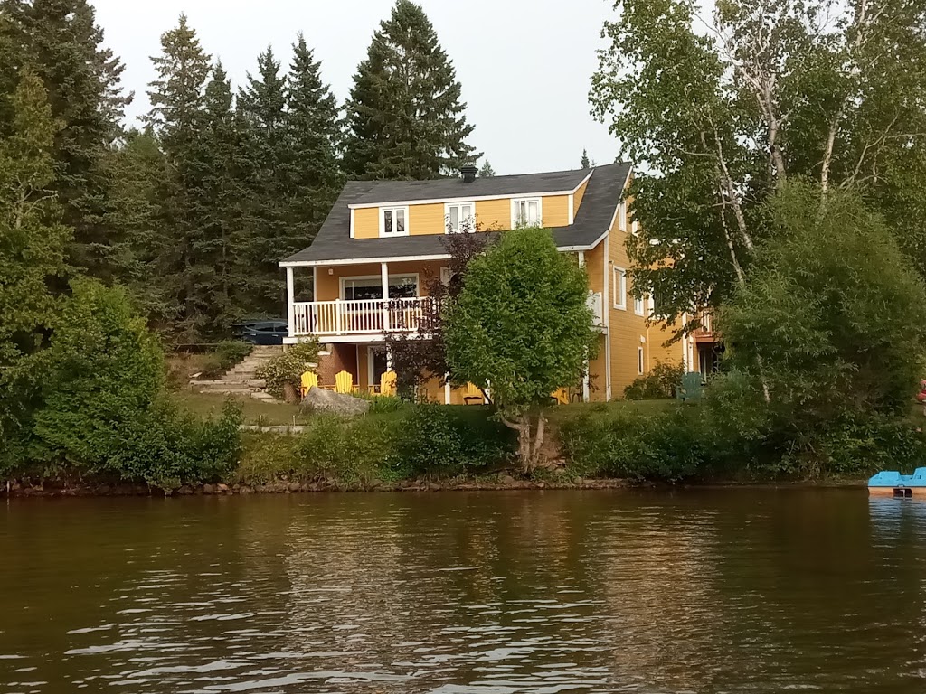 Gîte Au Ptit Paradis | 7 Chemin Lavoie, Saint-Aimé-des-Lacs, QC G0T 1S0, Canada | Phone: (418) 439-3177