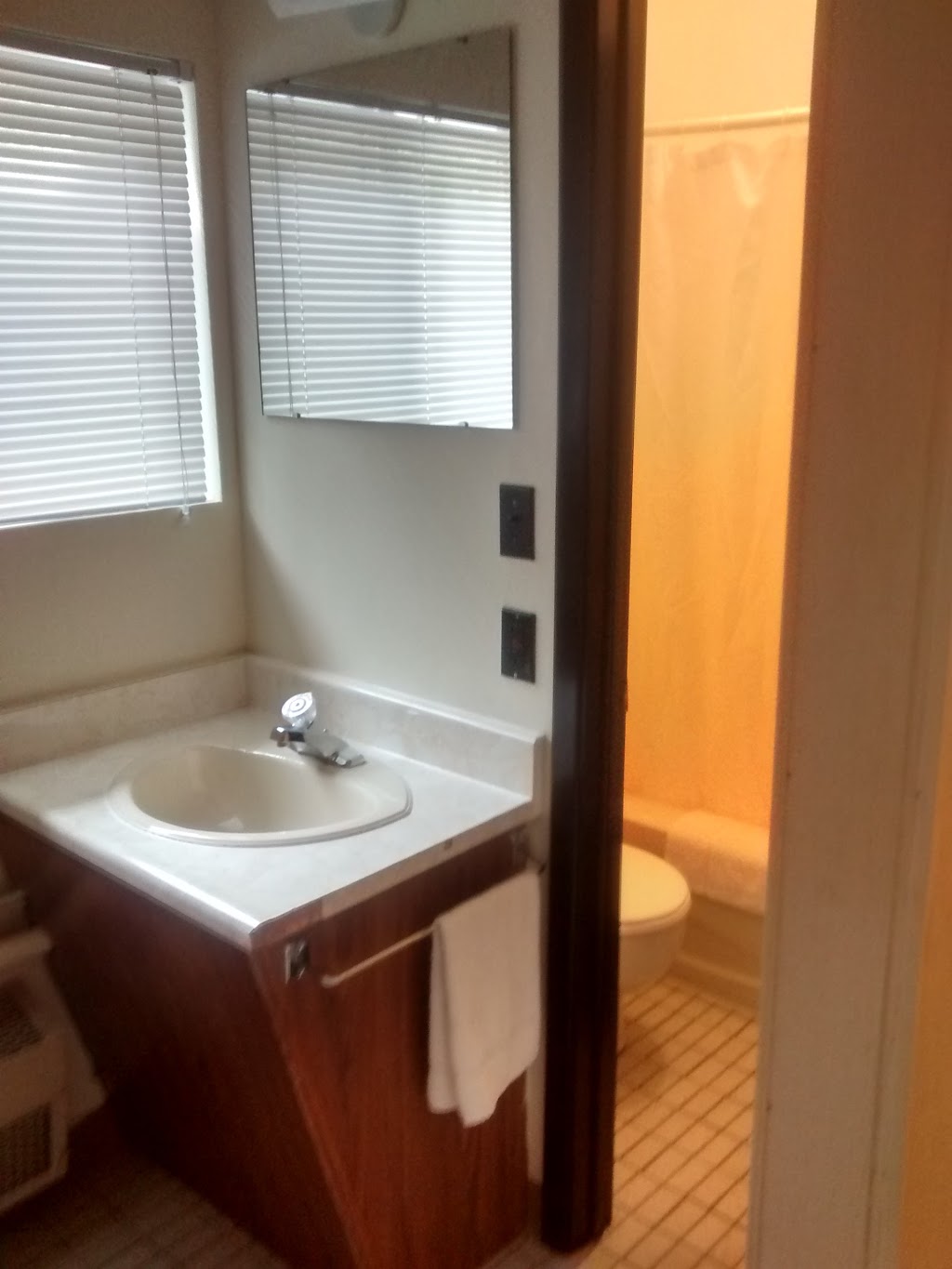Cedar Lane Motel | 729 Cedar Ln, Bracebridge, ON P1L 0A1, Canada | Phone: (705) 645-9757