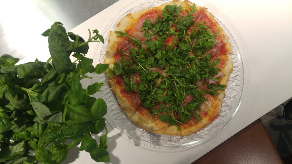 Giovannis Snack Bar & Pizzeria | 376 Booth St, Ottawa, ON K1R 7K6, Canada | Phone: (613) 238-9204