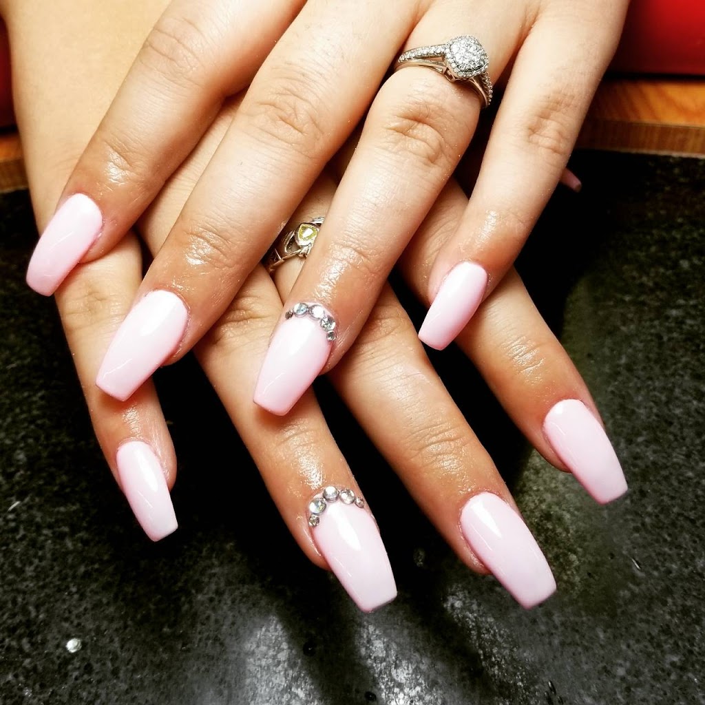 Lucky Tracys Nails & Spa | 706 Burnhamthorpe Rd E, Mississauga, ON L4Y 2X3, Canada | Phone: (905) 897-0070
