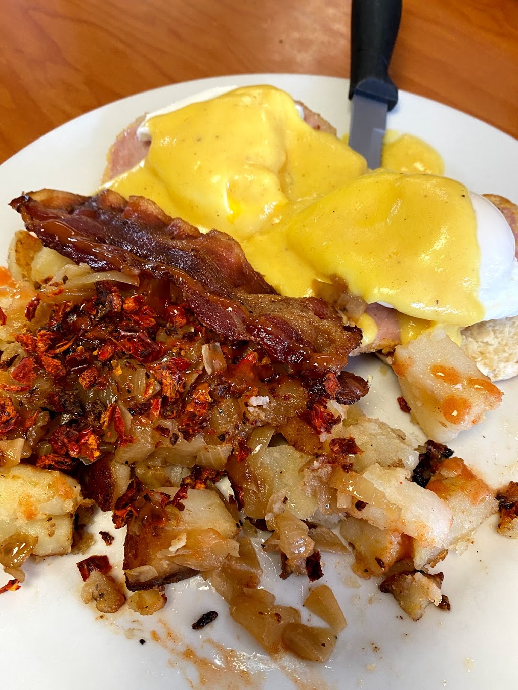 Louis Restaurant | 4728 Wyandotte St E, Windsor, ON N8Y 1H7, Canada | Phone: (519) 945-6315
