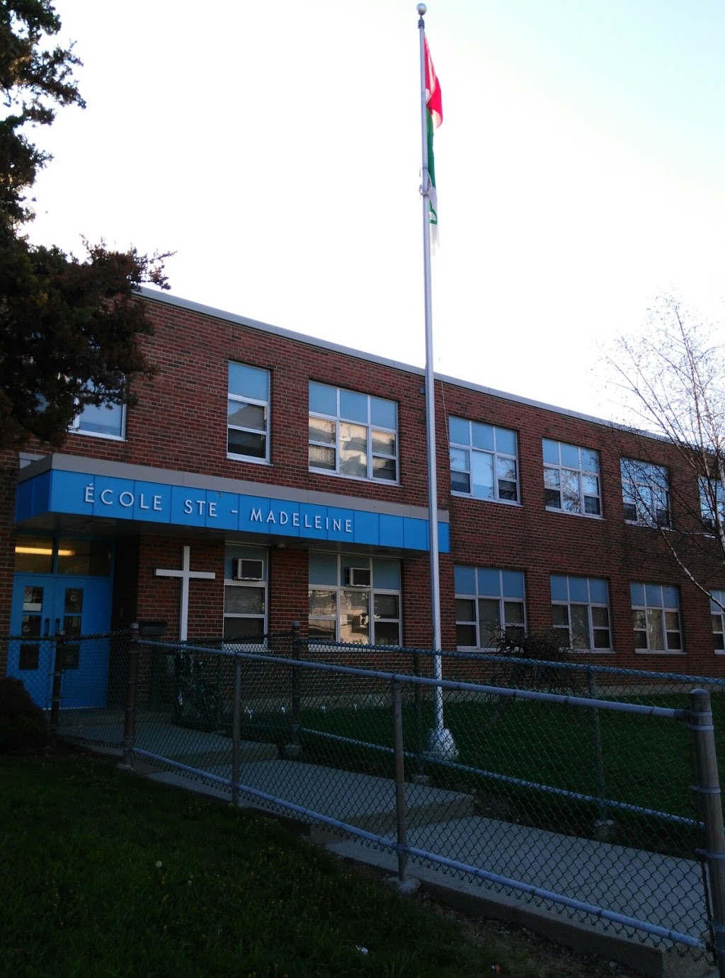 Elementary School Catholic Sainte-Madeleine | 1 Ness Dr, North York, ON M3A 2W1, Canada | Phone: (416) 393-5312