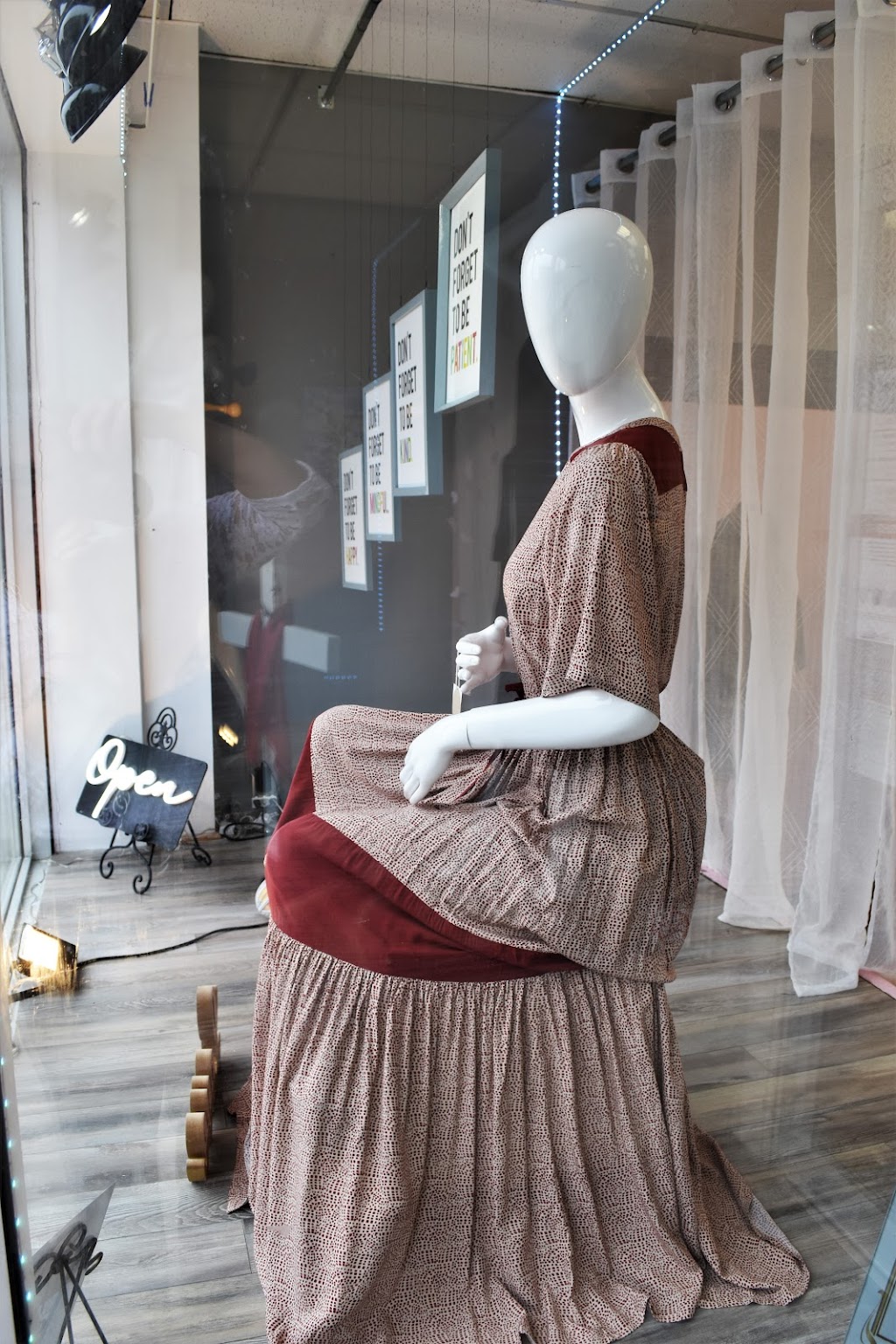 Micheles Doorway to Splendour | 10 Beckwith St S, Smiths Falls, ON K7A 2A8, Canada | Phone: (613) 283-9942